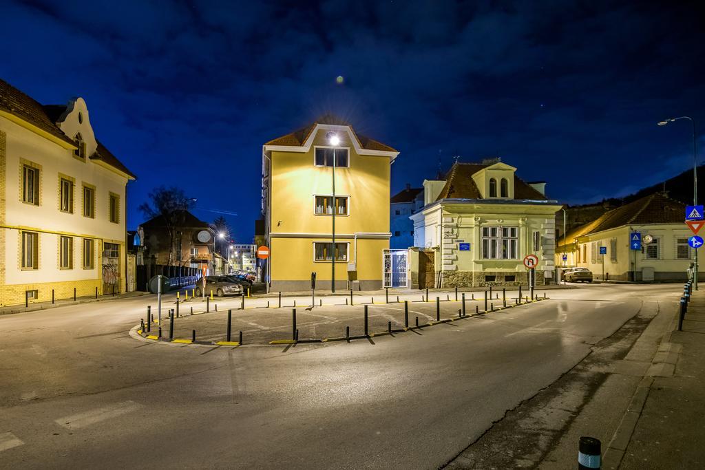 Отель French Boutique Брашов Экстерьер фото