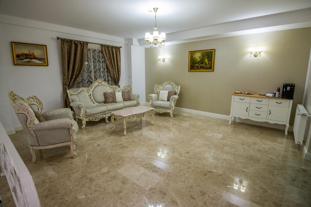 Отель French Boutique Брашов Экстерьер фото