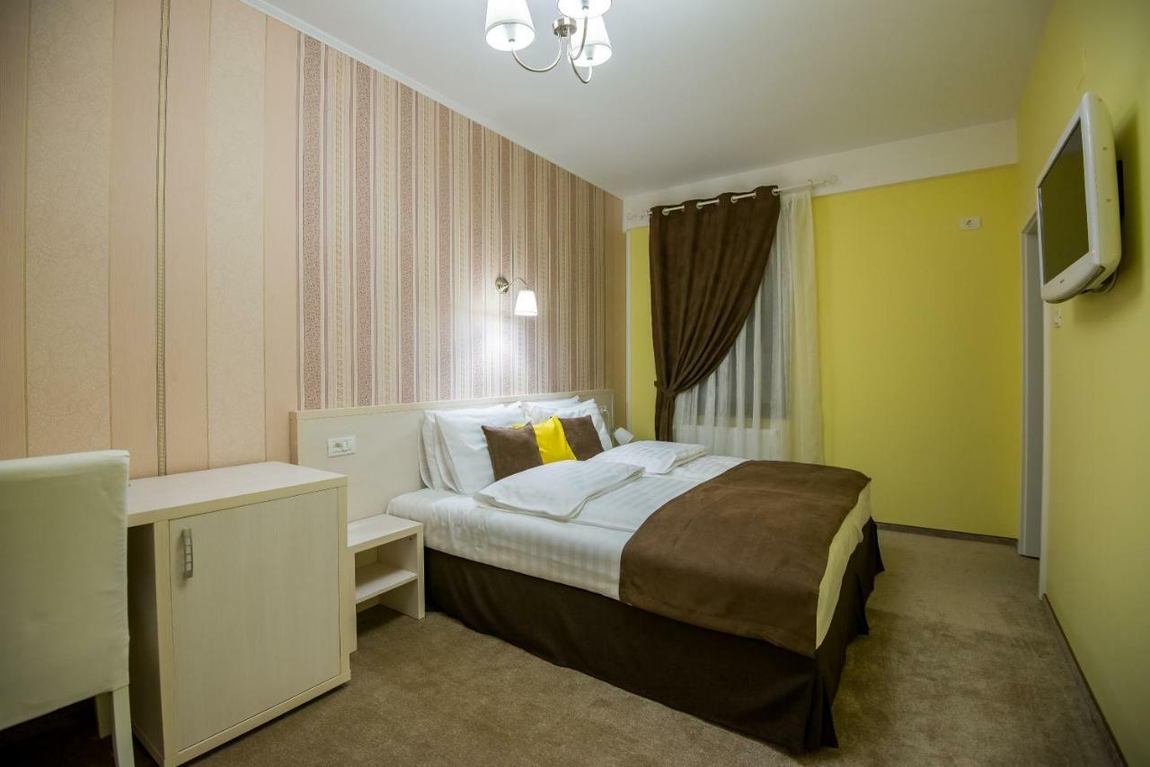 Отель French Boutique Брашов Экстерьер фото